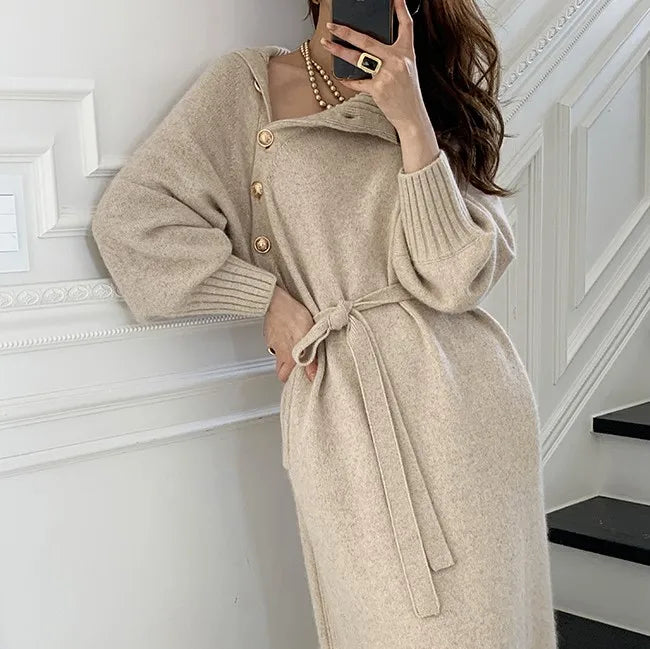 Oversized strikkjole med knapper og bælte