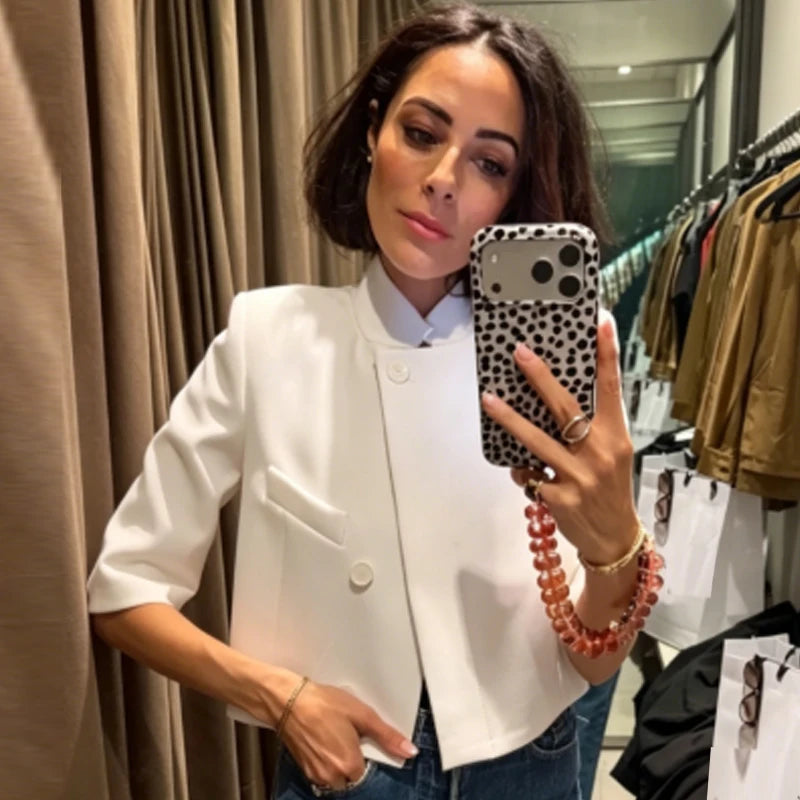 Hvid kort blazer med asymmetrisk snit