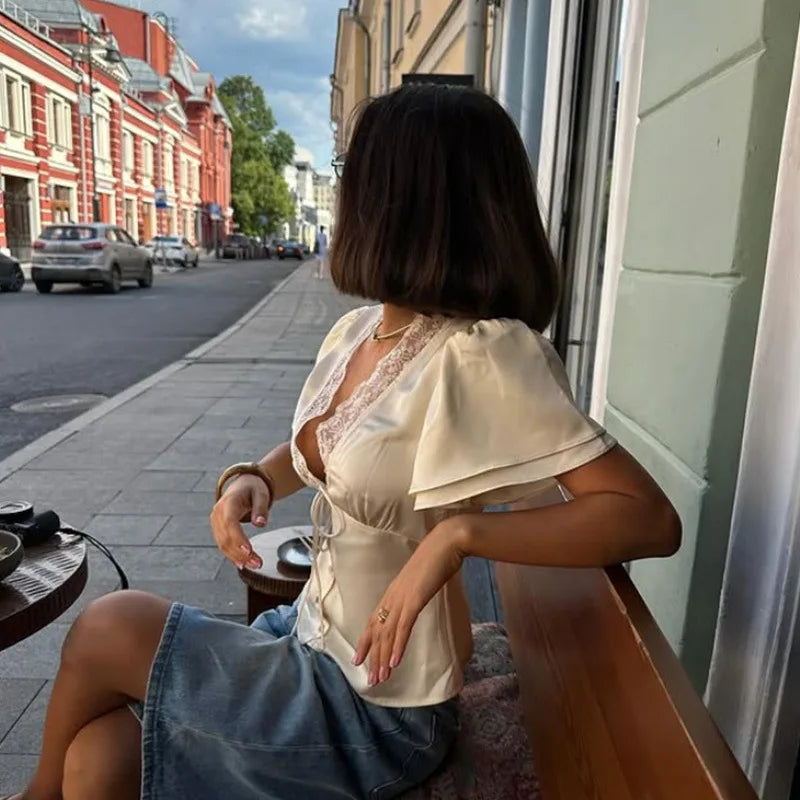 Satinbluse med V-udskæring og blondedetaljer