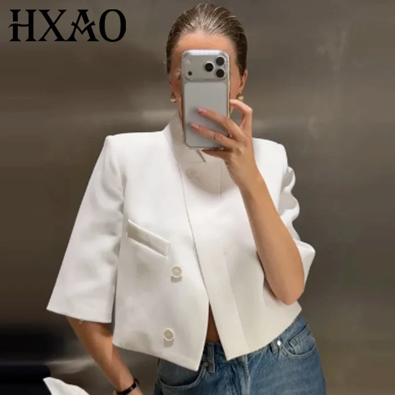 Hvid kort blazer med asymmetrisk snit