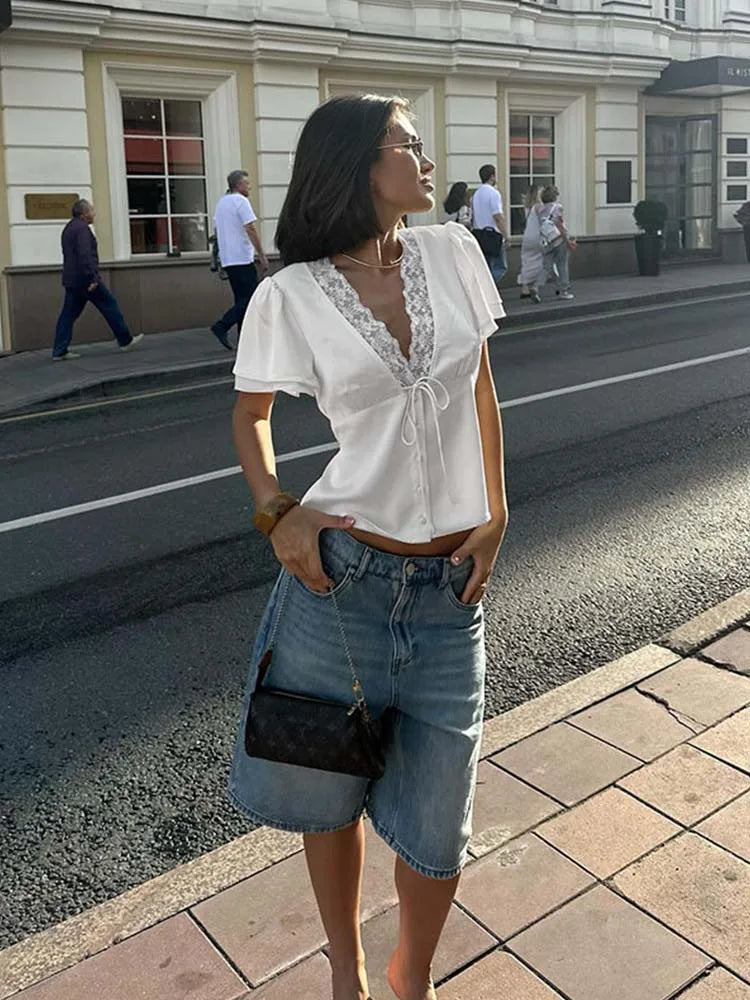 Satinbluse med V-udskæring og blondedetaljer