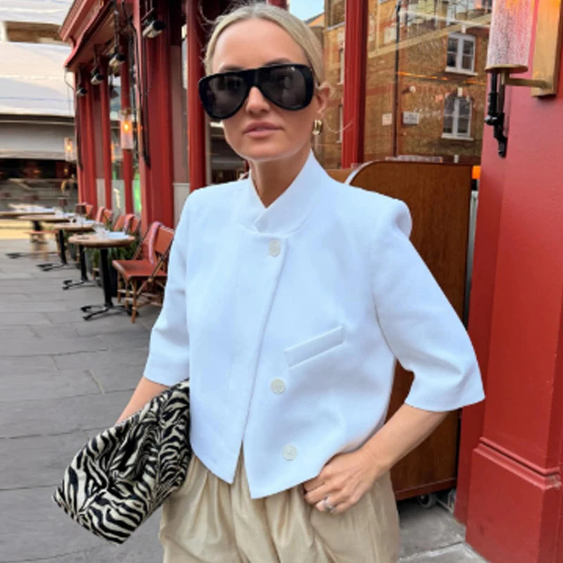 Hvid kort blazer med asymmetrisk snit
